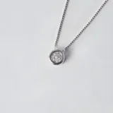 Conjunto de dos collares con dije punto de luz en plata 925 y circonia, con cadena de eslabones finos.