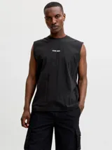 Musculosa negra de algodón con cuello redondo, calce holgado y pequeño estampado frontal con el texto "CORE 1990".