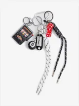 Llavero con dijes colgantes de máquina tragamonedas, bola de billar número 8, dados rojos, placa con la palabra "Shoua" y cordones trenzados en blanco y negro.