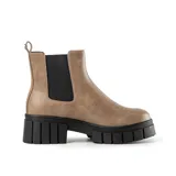 Bota tipo Chelsea de color taupe, con paneles elásticos laterales en negro y suela track robusta de goma negra con taco cuadrado.