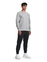 Jogging deportivo Under Armour de corte ajustado, confeccionado en tejido de doble punto elástico y transpirable. Cuenta con cintura elástica con cordón interno, bolsillos laterales abiertos y un bolsillo adicional con cierre en el muslo derecho.