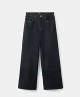 Pantalón jeans de corte wide leg en color azul oscuro, con tiro medio y ruedo con dobladillo ancho.