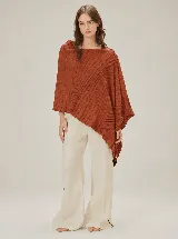 Chal de punto color beige con textura acanalada y sutil brillo metalizado.