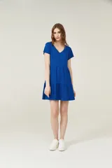 Vestido corto de algodón color azul, con cuello en V, mangas cortas y diseño holgado con falda de volados.