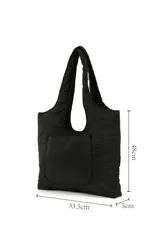 Bolso shopper color canela, con bolsillo frontal y doble asa de hombro.