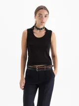 Musculosa de algodón pima, con cuello redondo y ajuste al cuerpo.