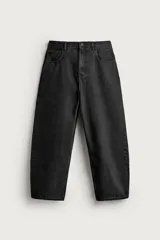 Jeans tapered wide fit de hombre, confeccionados en denim de algodón con efecto lavado en tono azul oscuro. Presentan diseño de cinco bolsillos, tiro medio, corte relajado y cierre frontal con cremallera y botón.