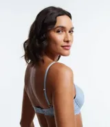 Soutien femenino modelo base, con relleno hueco, confeccionado en encaje rústico. Posee tirantes finos ajustables y un pequeño lazo con medalla aplicada en el centro del busto.