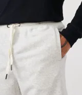 Bermuda deportiva negra con cintura elástica ajustable con cordón, bolsillos laterales y corte a la rodilla.