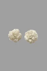 Aros con diseño de flor confeccionados en tela de encaje color blanco, con centro decorado de mini cuentas y perlas sintéticas.