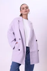 Tapado de lana color lila, con diseño de doble botonadura, solapas clásicas y corte holgado.