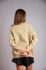 Buzo negro con estampado animal print en blanco, cuello redondo y mangas largas.