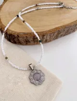 Collar corto con cuentas blancas, piedras de ágata y dije de acero con amatista natural desmontable.