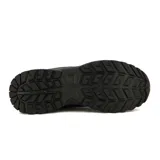 Zapatillas urbanas negras con suela gruesa y cordones.