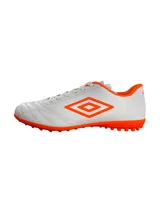Championes de fútbol Umbro Classic II TF, color negro con detalles en verde neón. Capellada de cuero sintético y suela de goma con tapones para césped artificial.