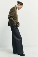 Blazer estructurado de corte recto confeccionado en tejido con lana, con estampado de cuadros en tonos tierra. Presenta cuello subido, cierre frontal con un botón, bolsillos con solapa en la parte inferior y un bolsillo de vivo en el pecho.