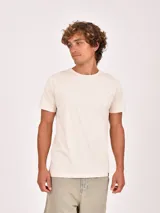 Remera de cuello redondo y manga corta, con diseño básico y corte holgado.