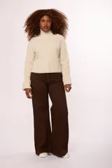 Pantalón de jean corte wide leg color marrón chocolate, con tiro bajo y diseño de pierna ancha y recta.