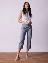 Pantalón capri a rayas azules y blancas, marca Zac & Rachel, con pretina ancha elastizada.