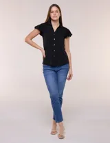 Camisa de seda fría blanca con cuello solapa, escote en V y cierre frontal de botones. Cuenta con mangas cortas con volados.
