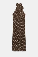 Vestido midi marrón con estampado de lunares blancos, cuello halter con lazo y diseño plisado.