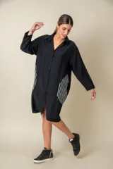 Túnica marrón de viscosa texturizada con cierre de botones, bolsillos laterales y detalle de rayas verticales en los bolsillos.