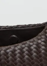 Bolso de mano tipo hobo color marrón oscuro, confeccionado con diseño trenzado y asa integrada.