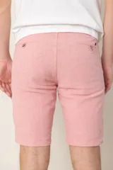 Bermuda de corte clásico confeccionada en una mezcla de ramio y algodón, con cierre frontal de botón y bolsillos laterales.