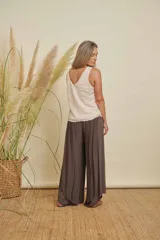 Musculosa color beige con lentejuelas diagonales, escote en V y corte holgado.