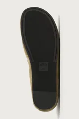 Mocasín casual de hombre fabricado en piel con acabado en serraje, de color tostado. Cuenta con detalle de bordón en el empeine, fruncido en la parte delantera, horma redonda y suela ultrafina.