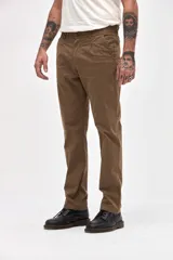 Pantalón tipo chino de gabardina en color gris, con corte slim, bolsillos laterales y pretina con elástico.