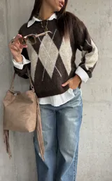 Sweater de punto con diseño de rombos en tonos chocolate y beige, de manga larga y cuello redondo.