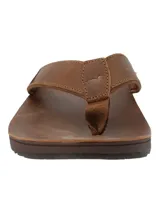 Sandalias de cuero marrón para hombre, estilo ojota, con tiras anchas combinadas en cuero y poliéster, plantilla acolchada y suela de EVA con diseño grabado de la marca RKF en el talón.