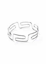 Brazalete rígido de acero quirúrgico plateado con diseño calado de guarda griega.