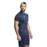Remera deportiva azul marino de manga corta, corte ajustado y logo de Umbro estampado en el pecho.
