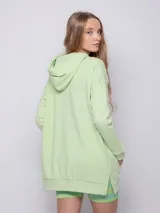 Canguro blanco oversize con capucha, cordones y bolsillo tipo canguro.