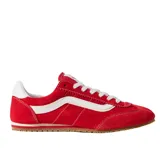 Championes Vans modelo Super Lowpro de perfil bajo, confeccionados en gamuza color rojo con detalles en blanco. Presentan el diseño clásico Sidestripe en los laterales, perforaciones decorativas y suela de caucho con diseño Waffle.