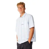 Camisa de manga corta con diseño a rayas verticales en tonos celeste y blanco, cuello camisero, cierre frontal de botones y bolsillo en el pecho con logo bordado.