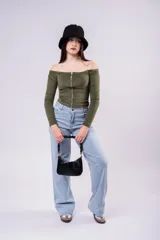Remera de morley color verde oliva, con diseño off-the-shoulder, manga larga y cierre frontal metálico plateado completo.