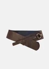 Faja ancha de cuero marrón con diseño cruzado y cierre mediante hebilla metálica circular.