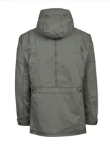 Chaqueta de estilo militar en color verde oliva, confeccionada en algodón con acabado desgastado. Presenta capucha integrada, cierre frontal con cremallera oculta por tapeta con broches a presión, múltiples bolsillos frontales con solapa y un bolsillo vertical con cierre en el pecho.