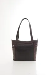 Cartera tipo tote de cuero vacuno negro con doble asa de hombro, panel superior liso y bolsillo exterior frontal con textura símil cocodrilo y costuras visibles en contraste.