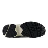 Championes urbanos New Balance modelo 725, color gris claro con detalles en gris oscuro y blanco, confeccionados en cuero y malla, con logo "N" característico en los laterales y entresuela C-CAP.