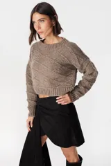 Sweater crop de tejido de punto color chocolate, con cuello redondo y diseño de rombos en relieve. Presenta puños y ruedo acanalados.