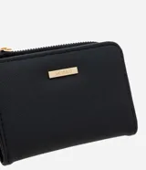 Billetera mediana de poliuretano color negro, con cierre de cremallera y placa metálica dorada con el logo de la marca en el frente.