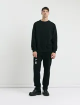 Sweater básico de tejido circular, manga larga con cuello y puños en tejido canalé.
