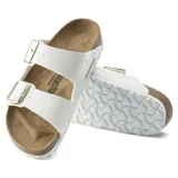 Sandalias Birkenstock Arizona blancas con dos correas ajustables con hebillas doradas y plantilla anatómica de corcho y látex.