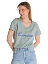 Remera de cuello en V color verde menta con estampa frontal del logo de la marca en tono azul metalizado. Presenta mangas cortas y un corte clásico.