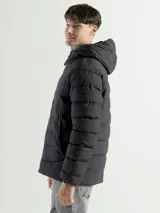 Campera de nylon capitoneada color negro con capucha y cierre frontal.