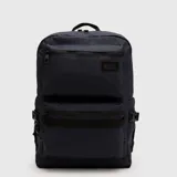 Mochila urbana de diseño técnico con múltiples compartimentos, incluyendo espacio acolchado para laptop y tablet, bolsillos frontales con cierre y correas laterales ajustables.